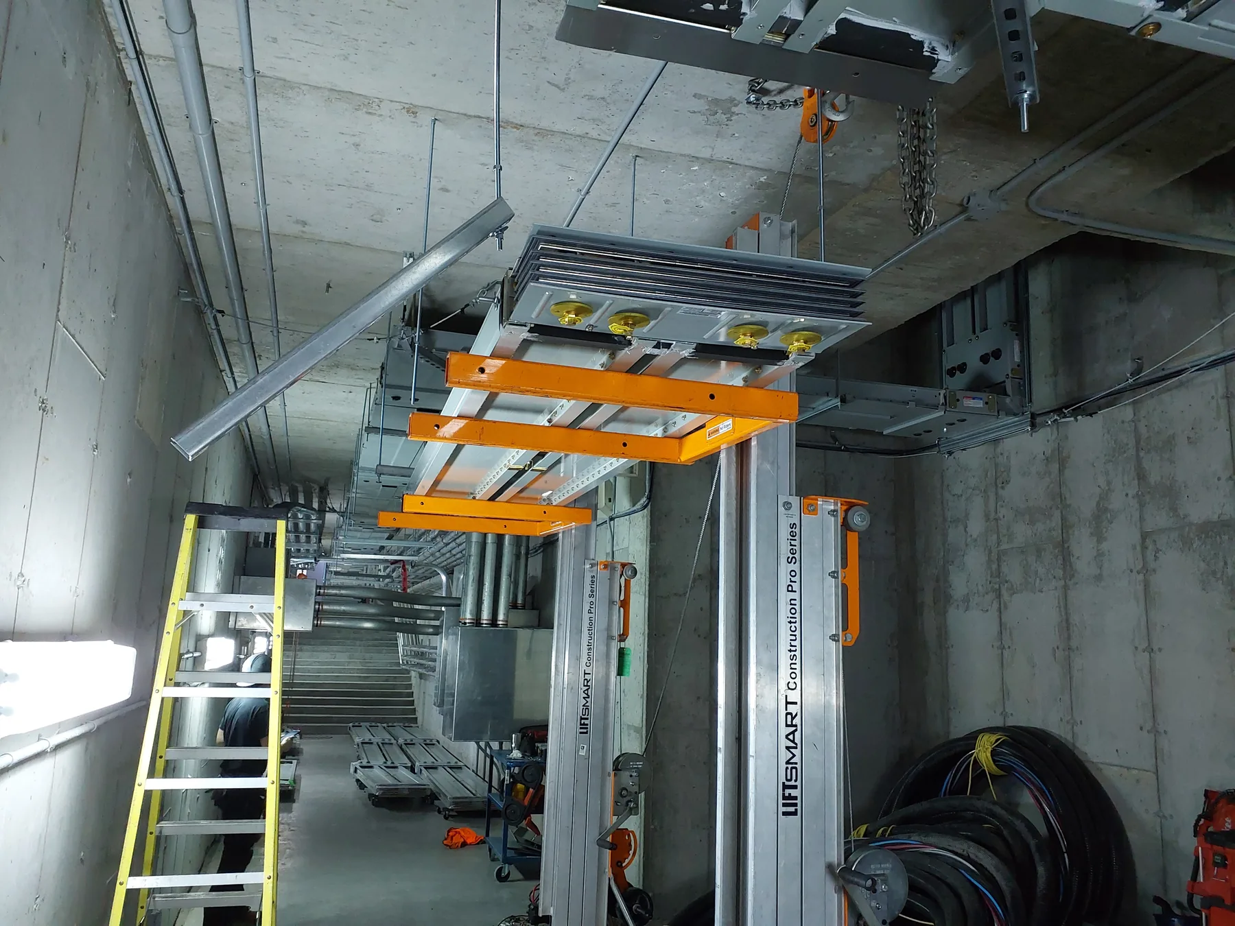 Hôpital Charles-Le Moyne — Installation des supports et chemins de câbles