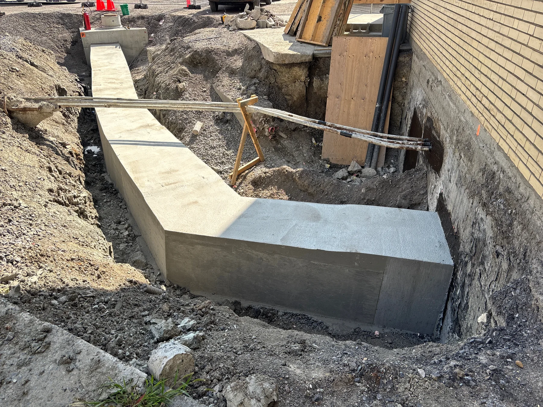 Collège de Maisonneuve — Massif de conduits près du bâtiment