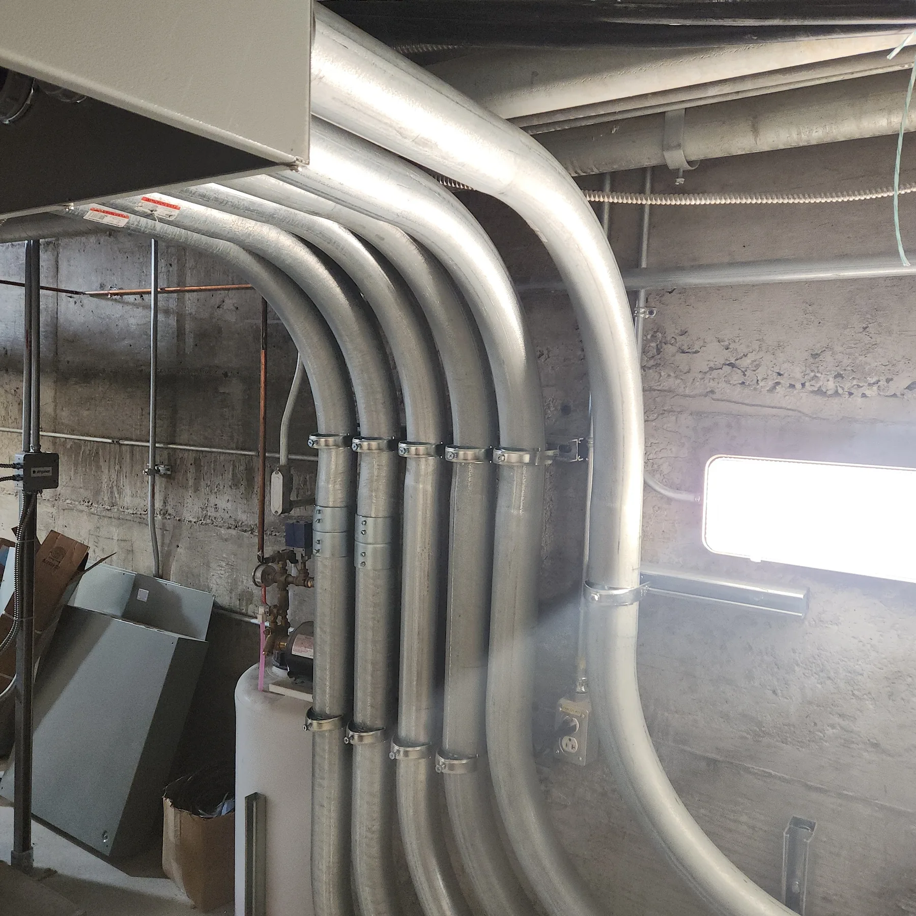 Collège de Maisonneuve — Conduits dans le local électrique