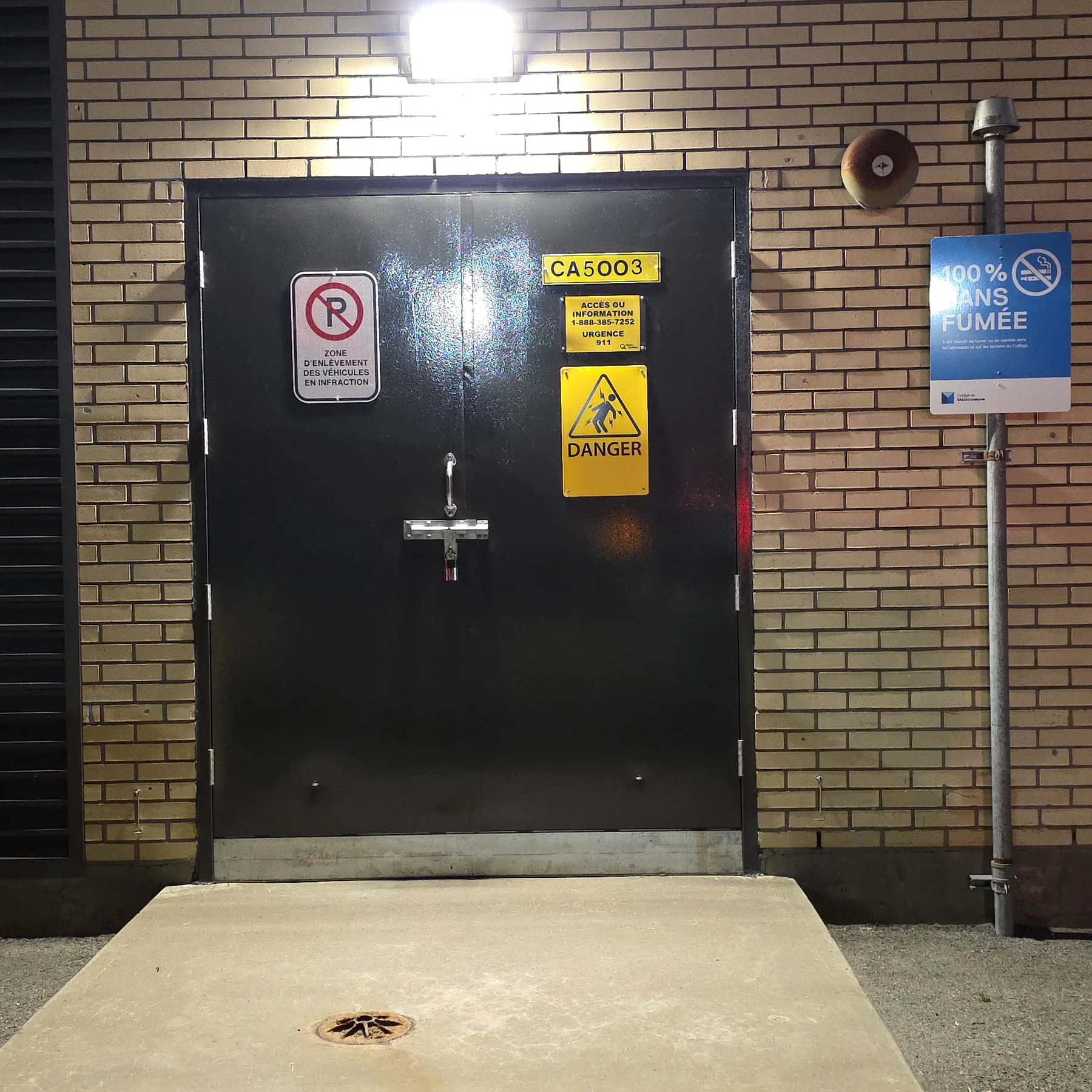 Collège de Maisonneuve — Accès extérieur au local électrique