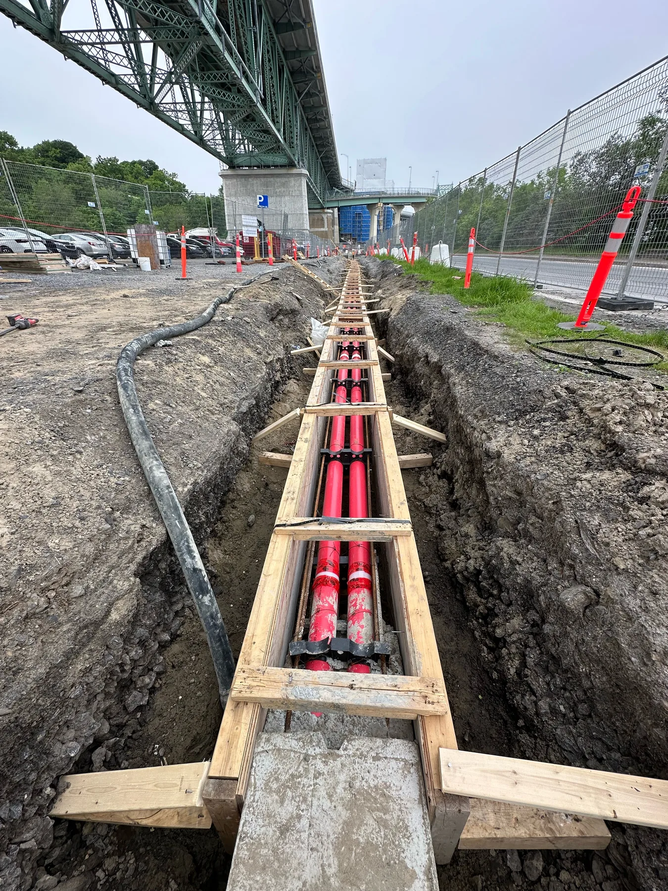 Pont Jacques-Cartier — Tranchée de conduits sous le pont