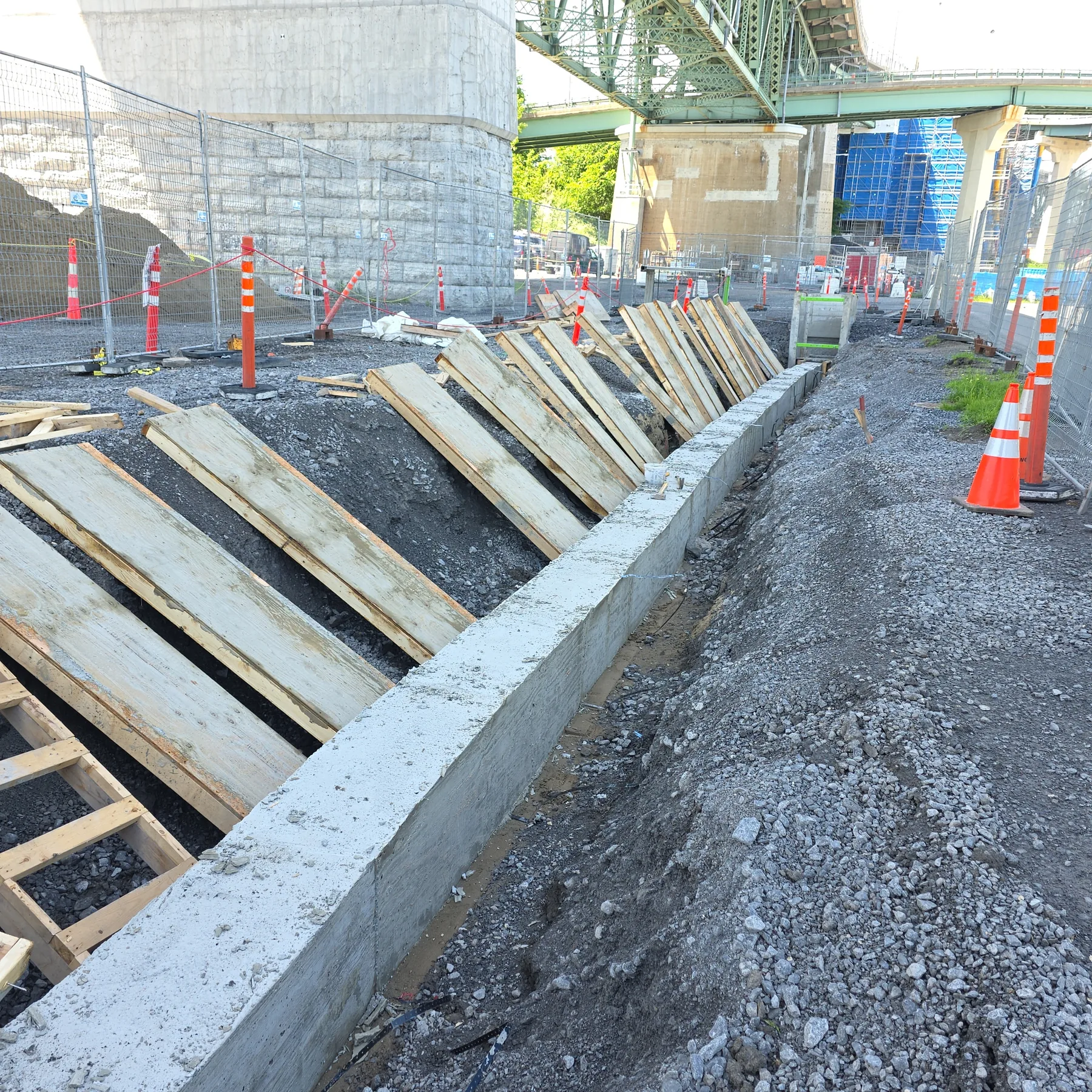 Pont Jacques-Cartier — Massif de béton le long du parcours